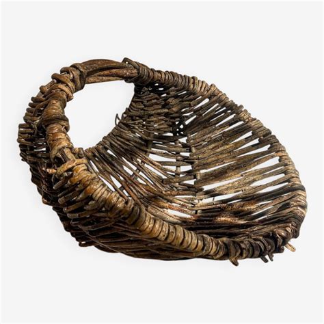 Panier de récolte en osier en forêt