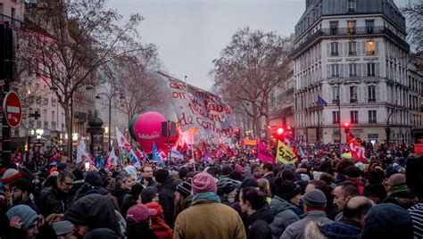 Photographie d'une manifestation citoyenne devant l'Hôtel de Région à Saint-Denis, illustrant la mobilisation contre le projet