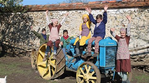 Famille travaillant dans une ferme agroécologique