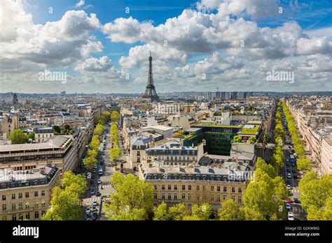 Vue panoramique des toits de Paris avec la Tour Eiffel en arrière-plan