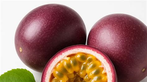 Fruits de la passion de différentes couleurs sur un arbre