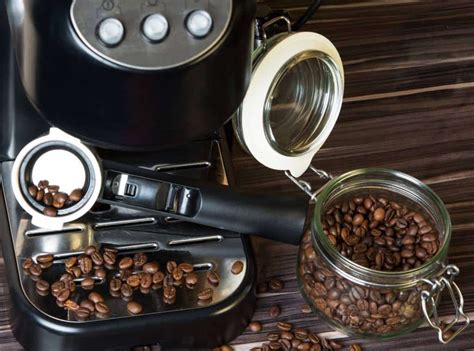 Schéma illustrant les composants internes d'une machine à café à grain : réservoir, unité de percolation, bac à marc et bac d'égouttage