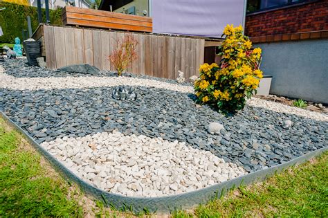 Détail de paillage minéral bleu