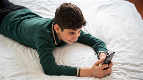 Adolescente regardant son smartphone