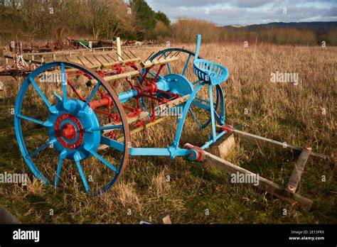 Machine agricole ancienne tirée par des chevaux
