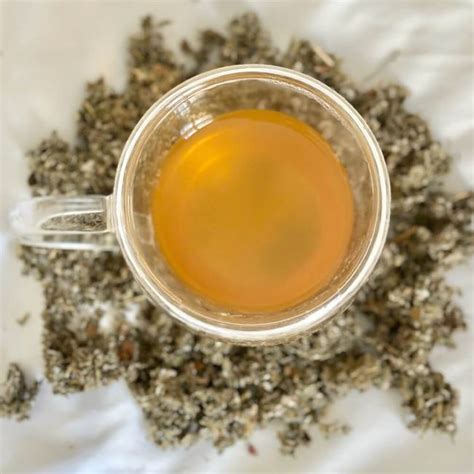 Image d'une tasse de tisane de feuilles de framboisier