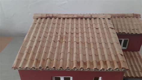 Maquette de toit avec tuiles miniatures