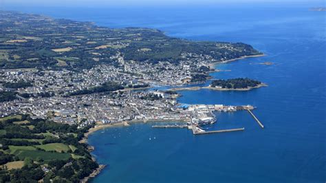 Vue panoramique de la baie de Douarnenez avec ses ports