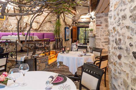 Façade du restaurant Le Figuier de Saint-Esprit sur les remparts d'Antibes