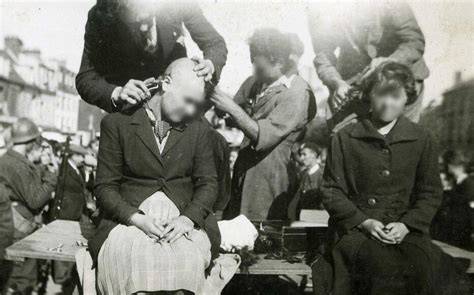 Une photographie d'archives montrant des femmes tondues sur une remorque de camion, exposées au regard public en 1945.