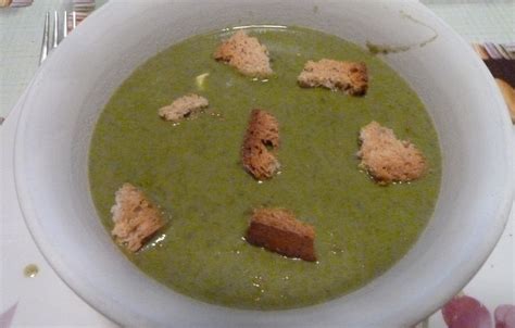 Bol de soupe aux fanes de navets décoré d'un filet de crème