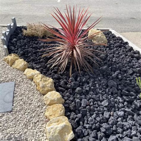 Paysage de jardin utilisant de la pouzzolane comme paillage décoratif