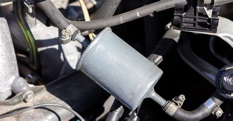Comparatif visuel entre un filtre à carburant neuf et un filtre usagé pour démontrer l'encrassement