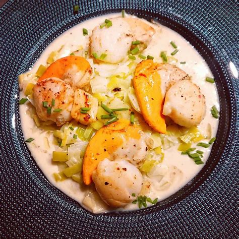 Plat de noix de Saint-Jacques sur lit de fondue de poireaux