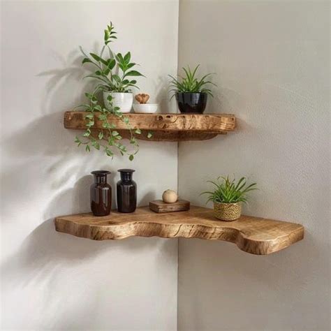 un bonsaï posé sur une étagère en bois clair dans un intérieur épuré