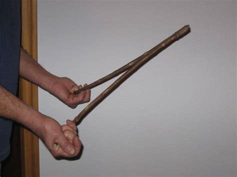 sourcier avec baguette de noisetier