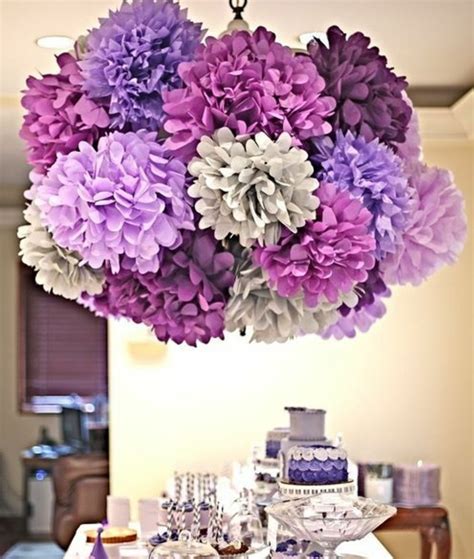 Hortensias en papier de soie sur une table