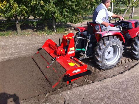 Détail d'une fraise rotative Ortolan Andrea en action dans une serre maraîchère