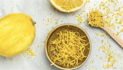 Photo de cuisine montrant des zestes de Main de Bouddha confits dans un bocal en verre