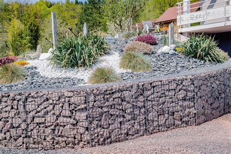 Aménagement de jardin avec jardinières gabions et plantations structurées