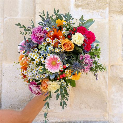 Bouquet de fleurs coloré avec différentes espèces et feuillage