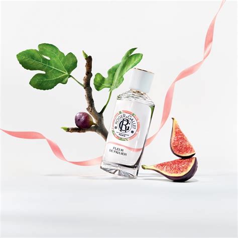 Photographie lifestyle d'un flacon de Roger & Gallet Fleur de Figuier dans un décor estival