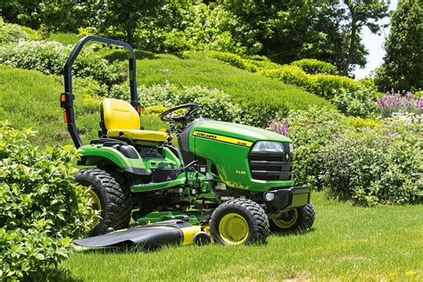 Tracteur tondeuse sur terrain en pente