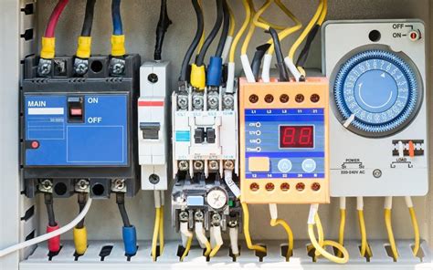 Panneau de contrôle d'un tracteur électrique avec indicateur de batterie