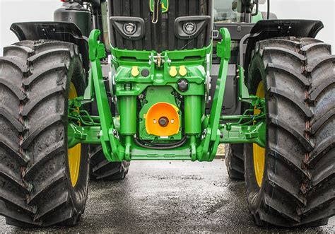 Tracteur avec poids avant attelé