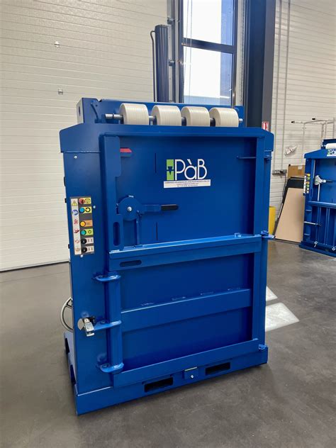 Presse à balles produisant des balles carrées