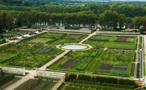 Vue panoramique du Potager du Roi à Versailles, illustrant la structure géométrique des jardins baroques et la diversité des cultures maraîchères.