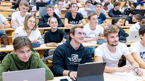 Étudiants en MEEF avec leurs tuteurs
