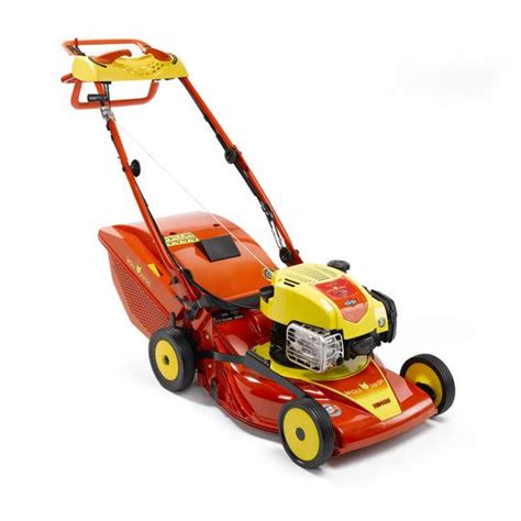 une tondeuse thermique tractée Outils Wolf sur une pelouse bien entretenue