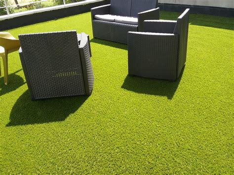 Installation de gazon artificiel sur une terrasse moderne