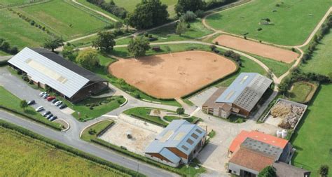 Vue aérienne d'un centre équestre moderne