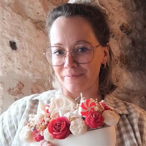 Un jardin luxuriant avec des hortensias aux nuances bleues éclatantes