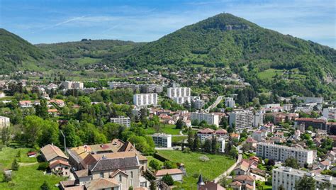 Vue panoramique de la ville de Voiron et de son environnement alpin