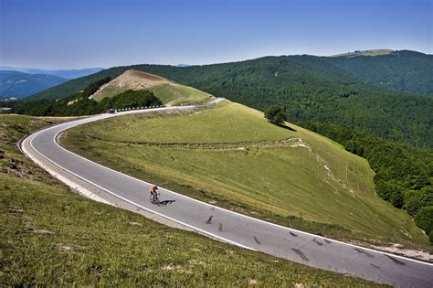 Cycliste sur une route des Pyrénées à vélo dans un paysage typique local