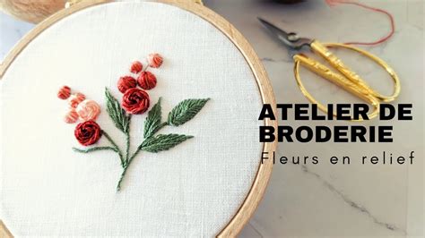 Gros plan sur les détails texturés d'une broderie représentant des pétales d'hortensia en relief