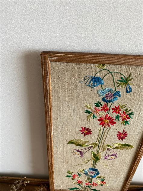 Exemple d'une broderie hortensia encadrée dans un cadre en bois clair
