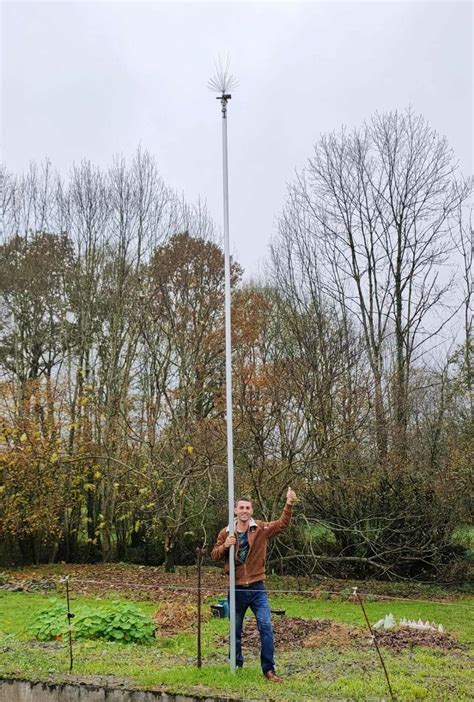Antenne d'électroculture dans un jardin