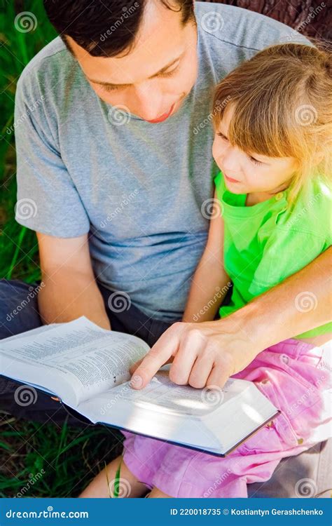 Enfant lisant un livre sur la nature