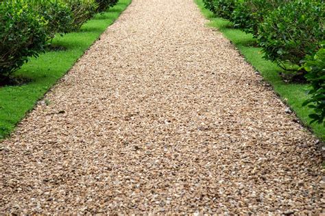 Allée en gravier et plantes méditerranéennes