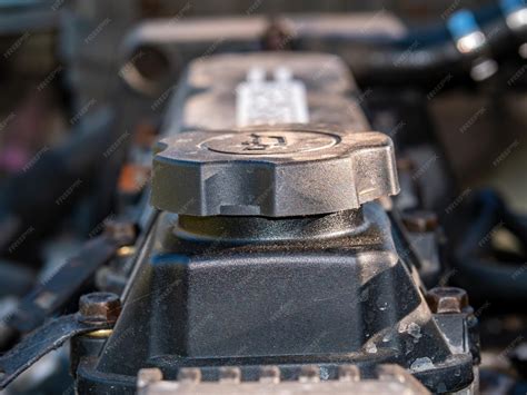 Photo comparative entre le bouchon de remplissage moteur et le bouchon de transmission