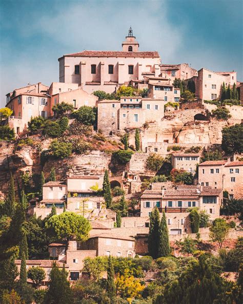 Vue panoramique du massif du Luberon surplombant les villages provençaux