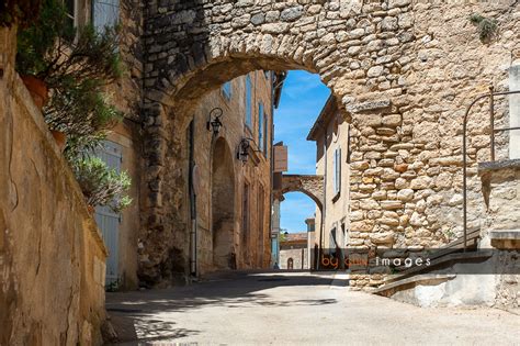 Détail architectural d'une ruelle typique dans un village du Luberon