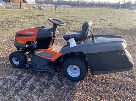 Vue d'ensemble d'un tracteur tondeuse Husqvarna en action sur un terrain paysager