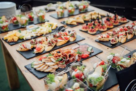 Un buffet gastronomique élégamment dressé pour une réception privée à Clichy
