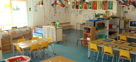 Enfants observant des semis dans une classe de maternelle