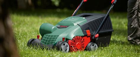 scarificateur électrique Bosch en action sur une pelouse